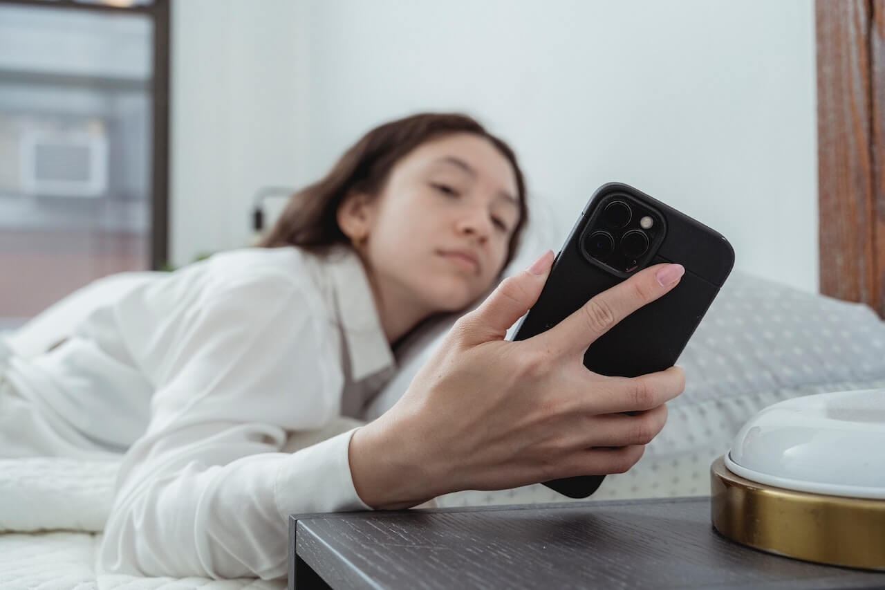 Les dangers de l'utilisation du téléphone au réveil : pourquoi il faut arrêter maintenant